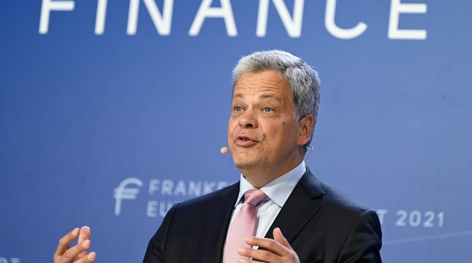 Manfred Knof, Vorsitzender des Vorstands der Commerzbank, spricht während der Finanzkonferenz Frankfurt Euro Finance Summit 2021.