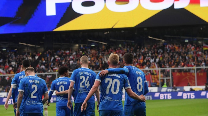 Dynamo-Spieler bejubelkn ein Tor beim Russian Cup zwischen Dynamo Moskau und Alania Vladikavkaz.
