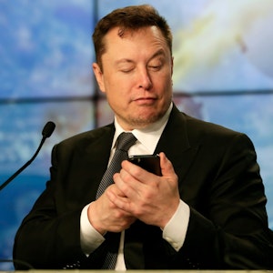 Elon Musk schaut am 19. Januar 2020 auf sein Handy.