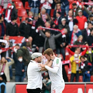Steffen Baumgart und Luca Kilian liegen sich in den Armen.