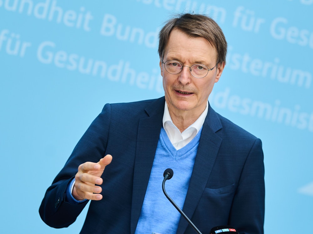 Karl Lauterbach (SPD), Bundesminister für Gesundheit, spricht während der Pressekonferenz am 2. Mai 2022 im Bundesministerium für Gesundheit.