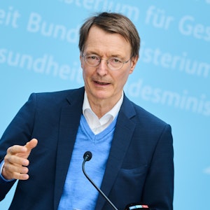 Karl Lauterbach (SPD), Bundesminister für Gesundheit, spricht während der Pressekonferenz am 2. Mai 2022 im Bundesministerium für Gesundheit.