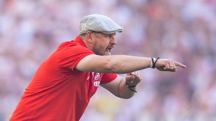 Steffen Baumgart coacht energisch an der Seitenlinie des 1. FC Köln.