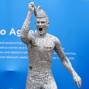 Eine Statue von Sergio Agüero vor dem Stadion von Manchester City. Viele Fans machten sich anschließend über die Ähnlichkeit zu Toni Kroos lustig