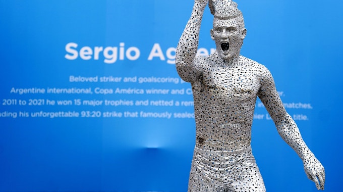 Eine Statue von Sergio Agüero vor dem Stadion von Manchester City. Viele Fans machten sich anschließend über die Ähnlichkeit zu Toni Kroos lustig