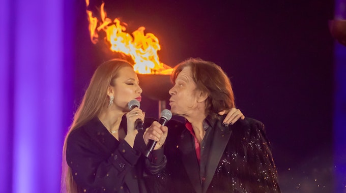 Schlagersänger Jürgen Drews und seine Tochter Joelina auf der Bühne bei einem Auftritt am 31. Dezember 2020.