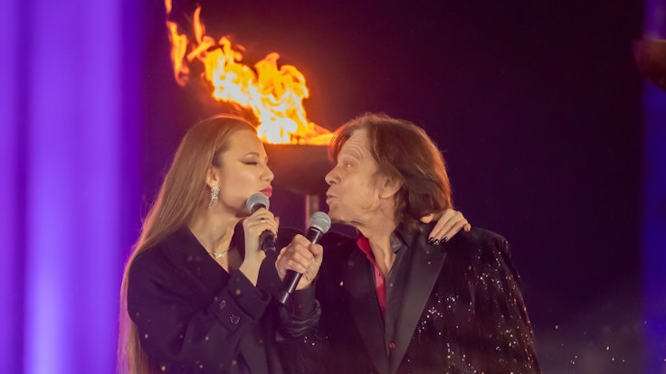 Schlagersänger Jürgen Drews und seine Tochter Joelina auf der Bühne bei einem Auftritt am 31. Dezember 2020.