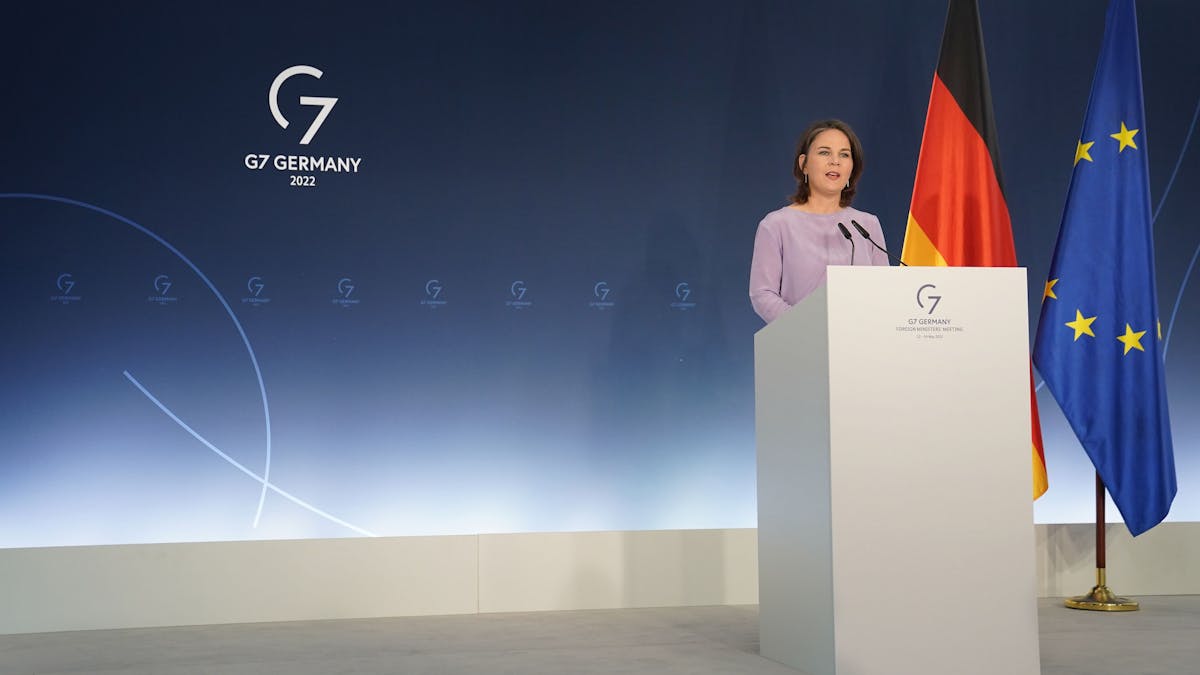 Annalena Baerbock steht beim&nbsp; G7-Treffen am 14. Mai 2022 am Rednerpult.