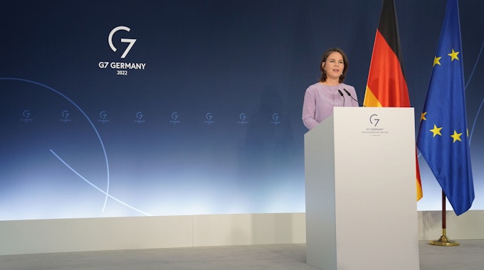 Annalena Baerbock steht beim G7-Treffen am 14. Mai 2022 am Rednerpult.