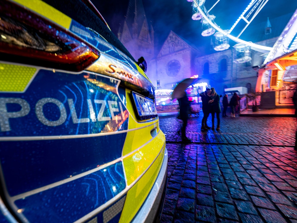 Ein Polizeiwagen steht auf der Allerheiligenkirmes in Soest.