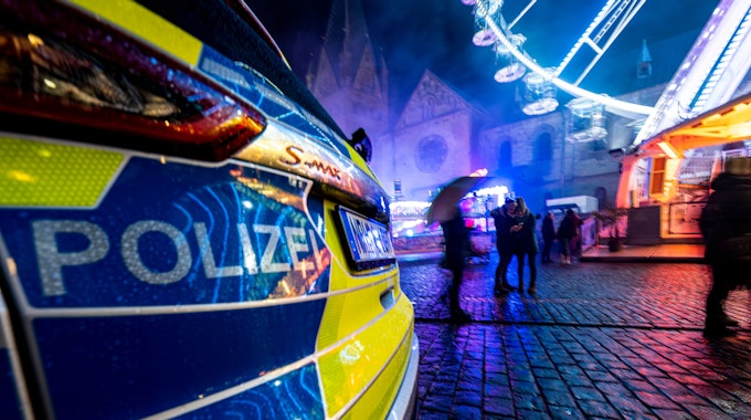Ein Polizeiwagen steht auf der Allerheiligenkirmes in Soest.