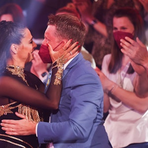 Amira Pocher und ihr Mann Oliver Pocher liegen sich nach ihrem Tanz weinend in den Armen in der RTL-Tanzshow "Let's Dance" im Coloneum am 29. April 2022.