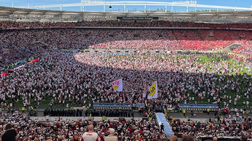 Fans des VfB Stuttgart feiern den Bundesliga-Klassenerhalt nach dem Sieg gegen den 1. FC Köln am Samstag mit einem Platzsturm.