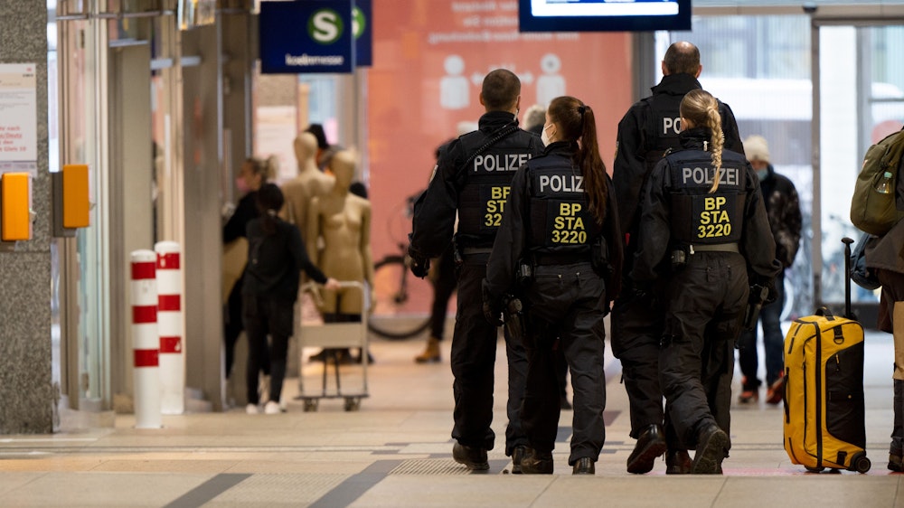 Frauen und Männer der Bundespolizei gehen durch den Hauptbahnhof in Köln.