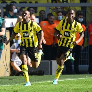 Dortmunds Youssoufa Moukoko und Jamie Bynoe-Gittens feiern.