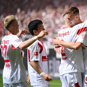 Der VfB Stuttgart feiert die Bundesliga-Rettung.