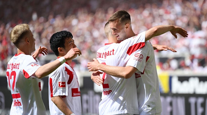 Der VfB Stuttgart feiert die Bundesliga-Rettung.