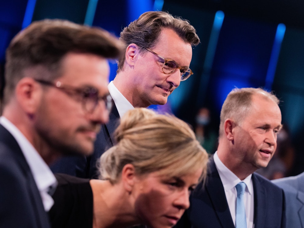In der „Wahlarena“ trafen (v.l.) Thomas Kutschaty (SPD), Mona Neubaur (Grüne), Hendrik Wüst (CDU), Joachim Stamp (FDP) und Markus Wagner (AfD, nicht im Foto) am 3. Mai 2022 in Köln aufeinander.