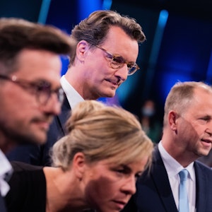 In der „Wahlarena“ trafen (v.l.) Thomas Kutschaty (SPD), Mona Neubaur (Grüne), Hendrik Wüst (CDU), Joachim Stamp (FDP) und Markus Wagner (AfD, nicht im Foto) am 3. Mai 2022 in Köln aufeinander.