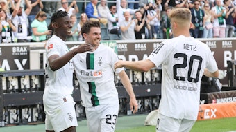 Breel Embolo, Jonas Hofmann und Luca Netz (v.l.n.r.) bejubeln am Samstag (14. Mai 2022) den Sieg von Borussia Mönchengladbach gegen die TSG Hoffenheim. In dieser Szene hat Hofmann auf das zwischenzeitliche 3:1 gestellt.