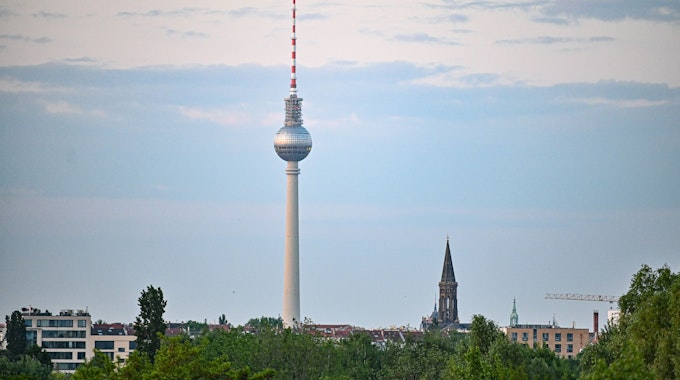 Der Berliner Fernsehturm am frühen Morgen.