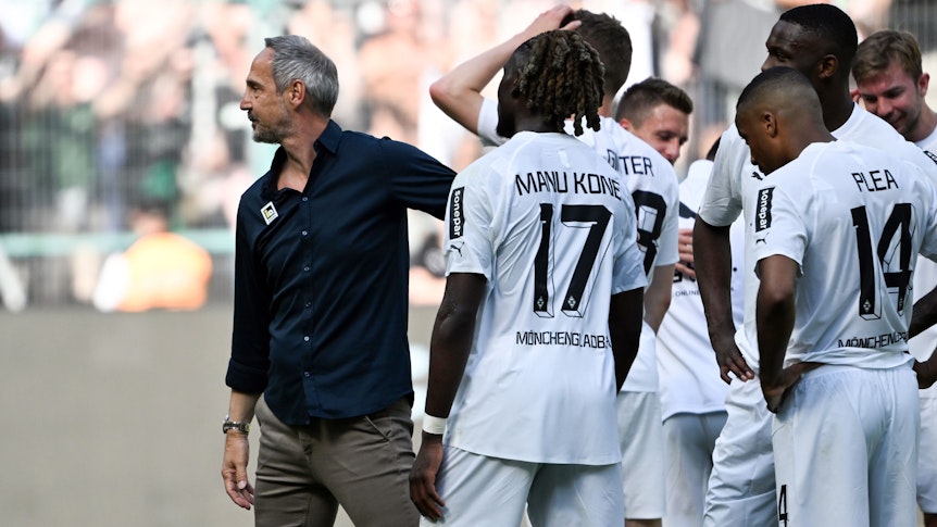 Adi Hütter (l.) ist am Samstag (14. Mai 2022) zum letzten Mal als Cheftrainer von Borussia Mönchengladbach im Borussia-Park in Erscheinung getreten. Hütter feiert in dieser Szene den Sieg mit seien Spielern gegen die TSG Hoffenheim.