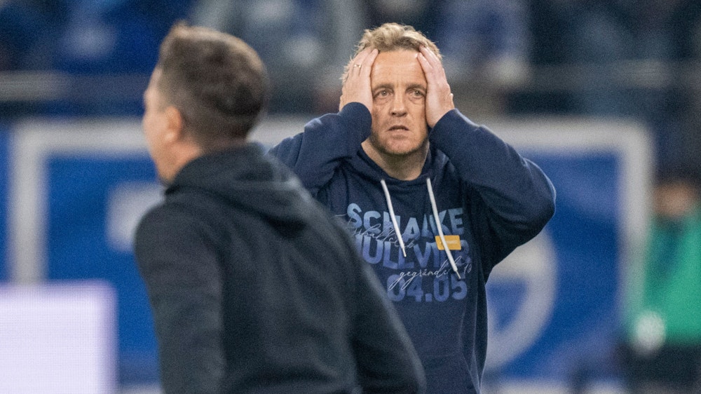 Mike Büskens, hier am 7. Mai 2022 bei der Partie gegen den FC St. Pauli, hat den FC Schalke zurück in die 1. Bundesliga geführt.