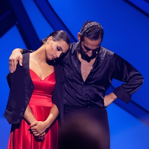 Amira Pocher und Massimo Sinató stehen gemeinsam auf der „Let's Dance“-Bühne.