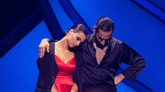 Amira Pocher und Massimo Sinató stehen gemeinsam auf der „Let's Dance“-Bühne.