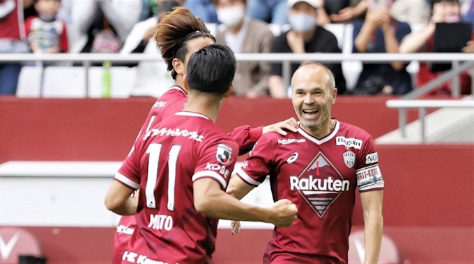 Andrés Iniesta jubelt mit seinen Teamkollegen über ein Tor von Vissel Kobe in Japan.