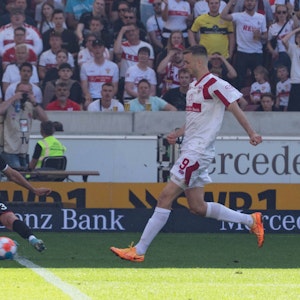 Mark Uth vom 1. FC Köln kommt per Grätsche vor Stuttgart-Stürmer Sasa Kalajdzic an den Ball.