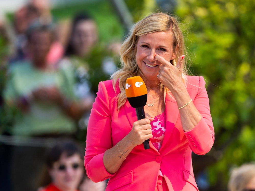 Andrea Kiewel, hier während ihres Auftritts als Moderatorin beim ZDF-„Fernsehgarten“ im Mai 2022, ist schon seit mehr als 22 Jahren das Gesicht der Sendung.