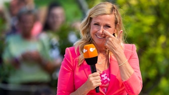 Andrea Kiewel mit ZDF-Mikro bei der Moderation des „Fernsehgartens“.