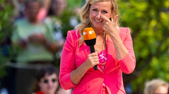 Andrea Kiewel mit ZDF-Mikro bei der Moderation des „Fernsehgartens“.