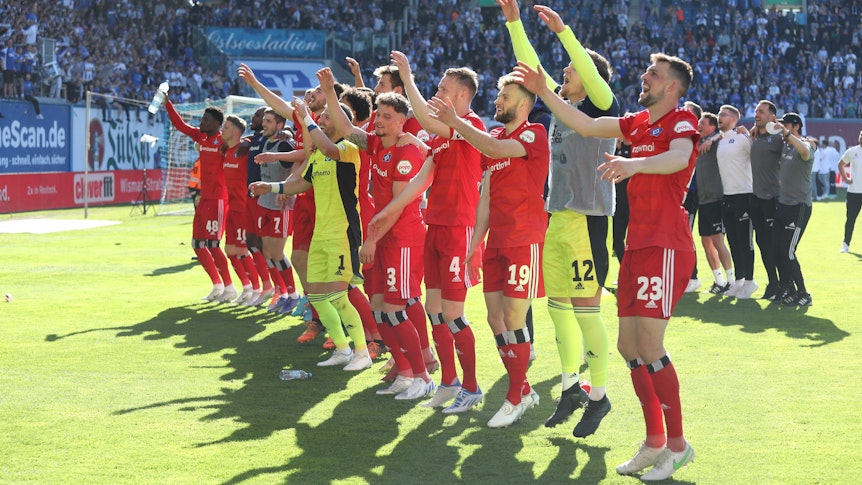 Der Hamburger SV jubelt in Rostock mit seinen Fans über den Sprung in die Bundesliga-Relegation.