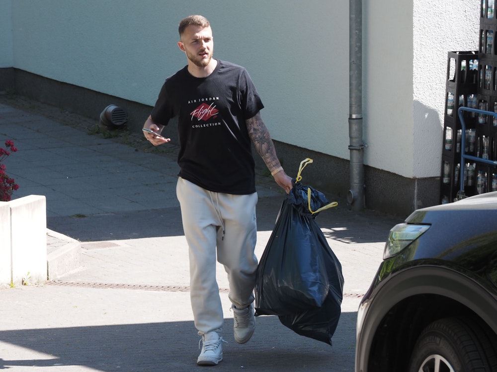 Jannes Horn verlässt das Geißbockheim, mit seinen persönlichen Gegenständen in einem Müllsack.