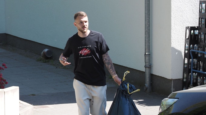 Jannes Horn verlässt das Geißbockheim, mit seinen persönlichen Gegenständen in einem Müllsack.