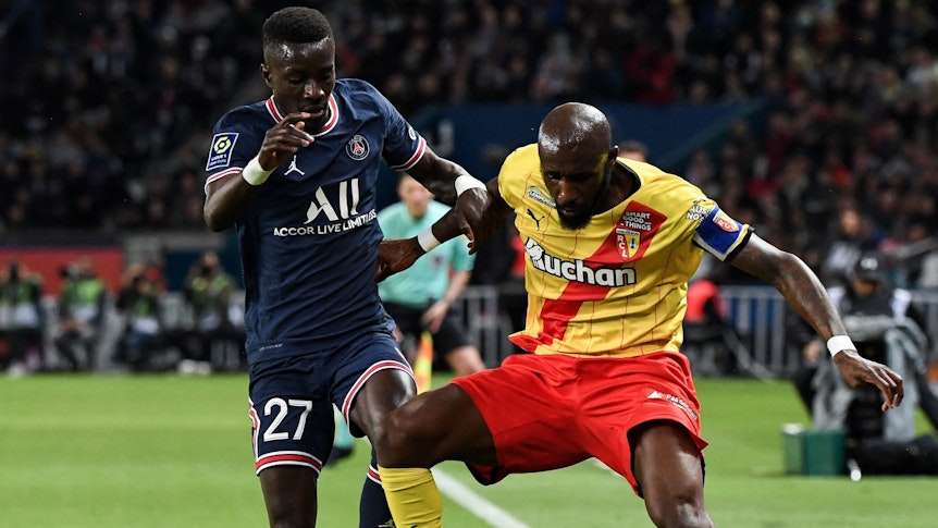 Idrissa Gueye im Spiel von Paris Saint-Germain gegen RC Lens im Zweikampf mit Seko Fofana.
