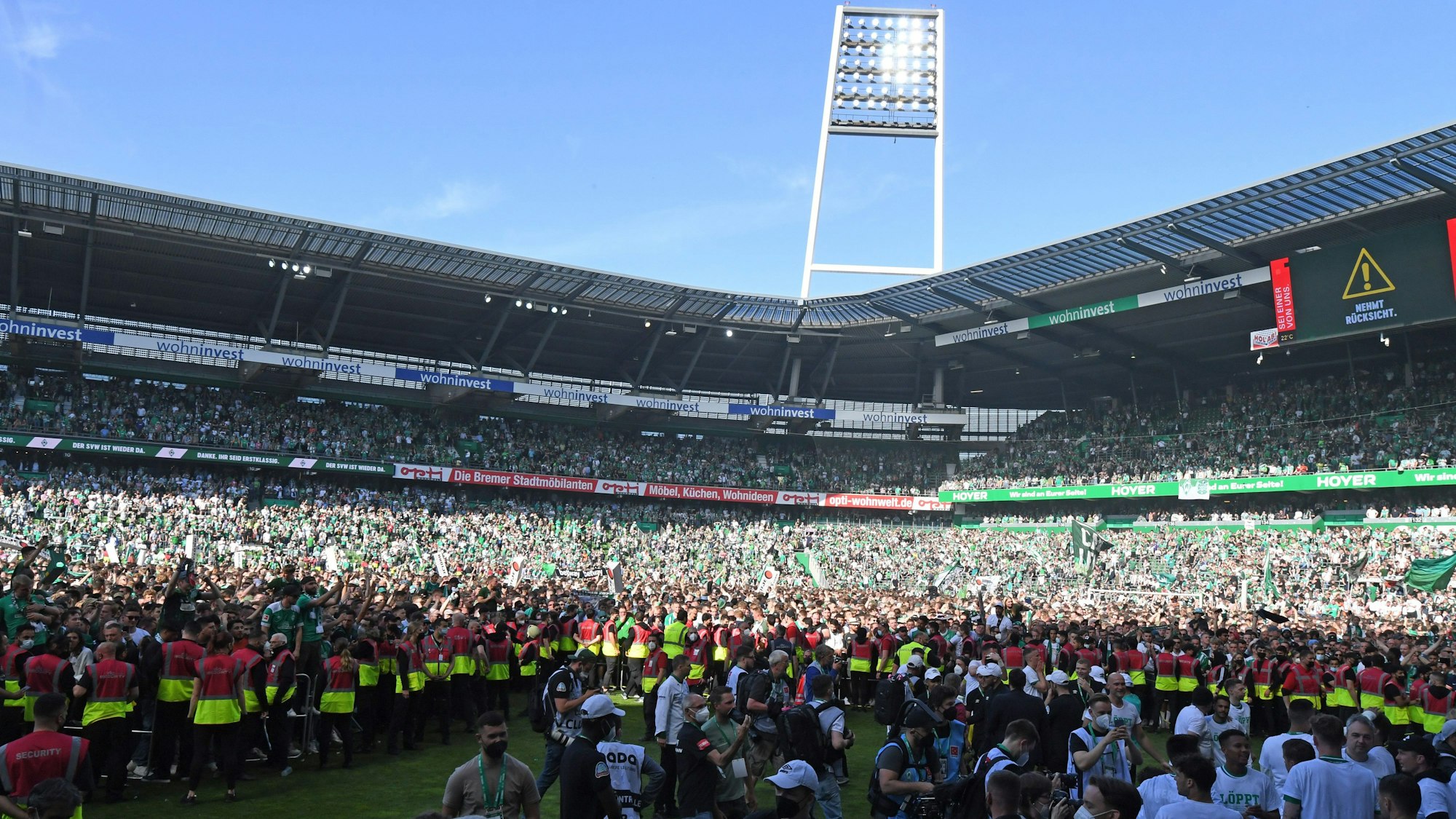 Platzsturm im Weserstadion: Euphorische Fans von Werder Bremen feierten den Aufstieg auf dem Rasen.