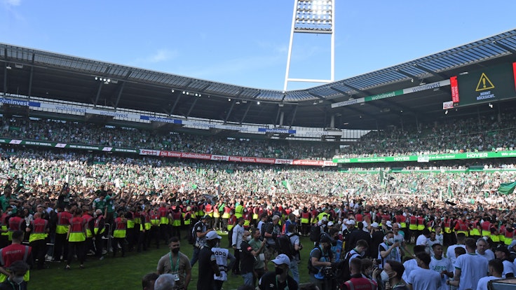 Platzsturm im Weserstadion: Euphorische Fans von Werder Bremen feierten den Aufstieg auf dem Rasen.