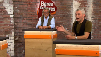 „Bares für Rares“-Händler Christian Vechtel (r.) und Roman Runkel (l.) wird in der ZDF-Sendung vom 2. Dezember 2021.
