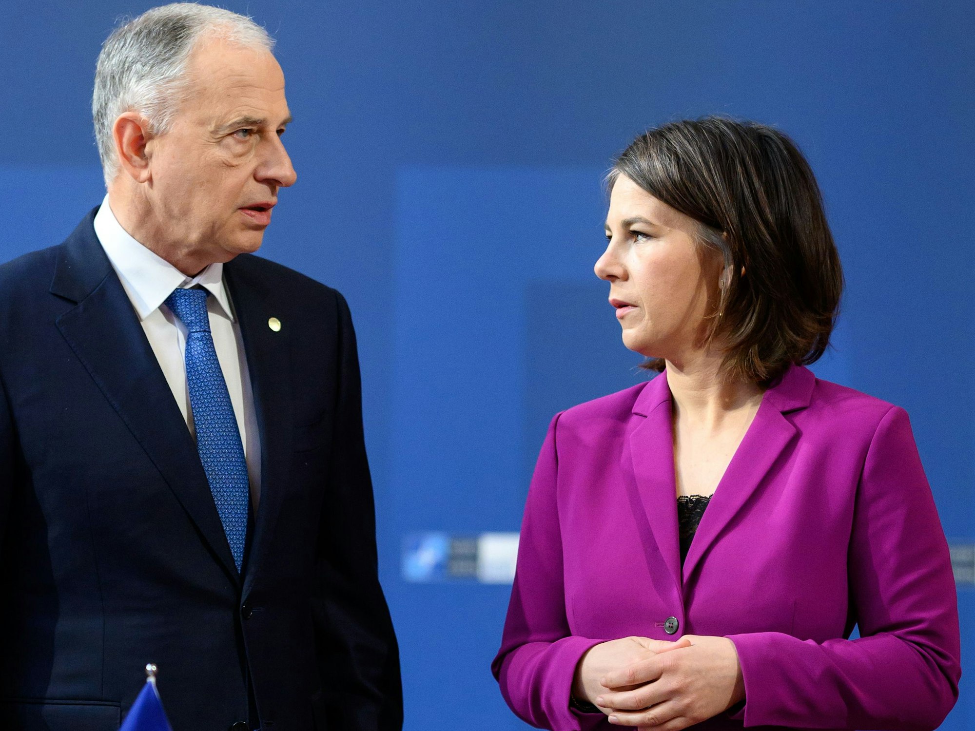Mircea Geoana (l), stellvertretender Nato-Generalsekretär, und Annalena Baerbockunterhalten sich beim Nato-Treffen am 15. Mai 2022.
