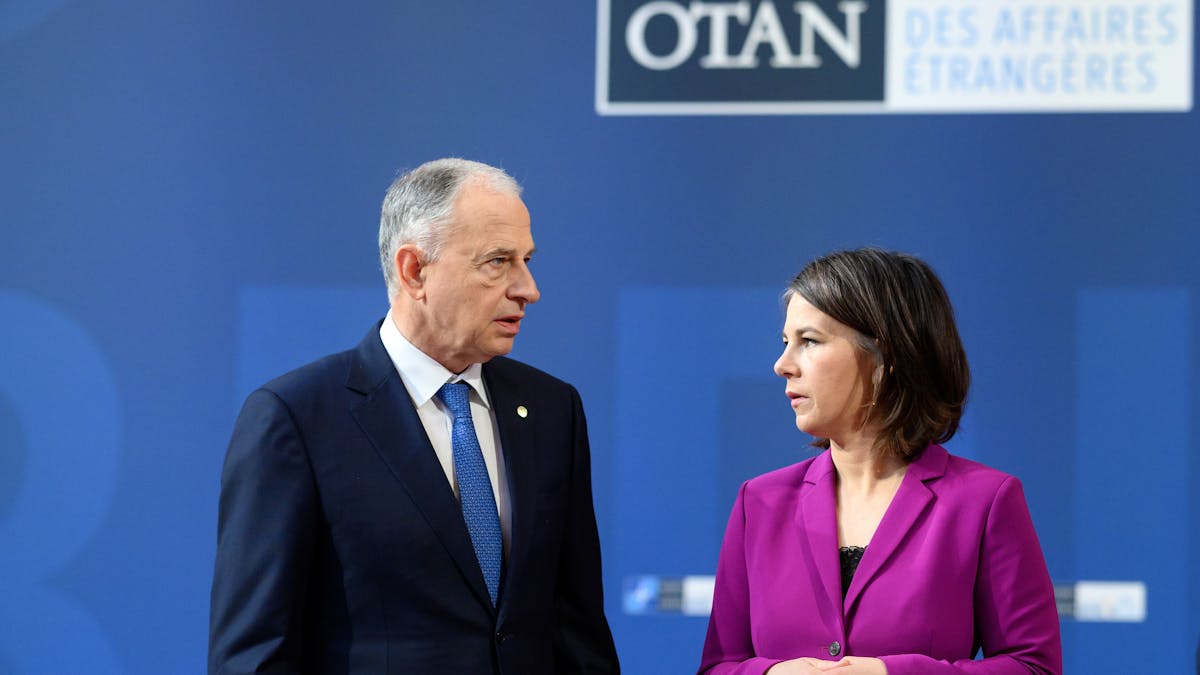 Mircea Geoana (l), stellvertretender Nato-Generalsekretär, und Annalena Baerbock&nbsp;unterhalten sich beim Nato-Treffen am 15. Mai 2022.