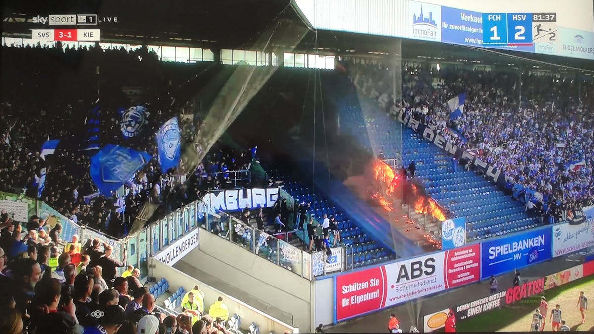 Feuer in einem Puffer-Block beim Spiel zwischen Hansa Rostock und dem Hamburger SV im Zweitliga-Duell 