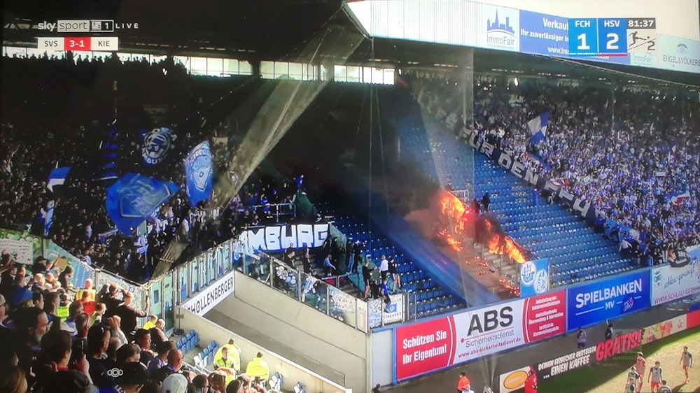 Feuer in einem Puffer-Block beim Spiel zwischen Hansa Rostock und dem Hamburger SV im Zweitliga-Duell