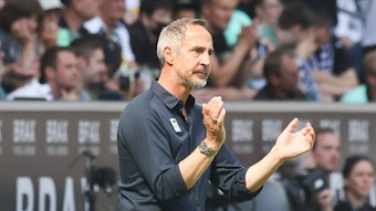 Der letzte Auftritt als Gladbach-Trainer: Adi Hütter am 14. Mai 2022 im Borussia-Park an der Seitenlinie während der Bundesliga-Partie gegen die TSG Hoffenheim. Nun ist Hütter bei den Kraichgauern im Gespräch. Hütter klatscht in die Hände, er trägt ein dunkles Hemd.