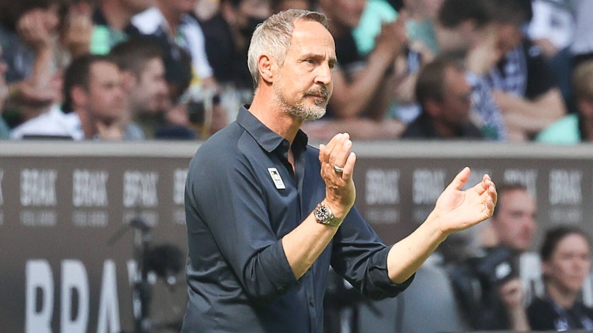 Der letzte Auftritt als Gladbach-Trainer: Adi Hütter am 14. Mai 2022 im Borussia-Park an der Seitenlinie während der Bundesliga-Partie gegen die TSG Hoffenheim. Nun ist Hütter bei den Kraichgauern im Gespräch. Hütter klatscht in die Hände, er trägt ein dunkles Hemd.