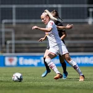 Mandy Islacker vom 1. FC Köln behauptet den Ball gegen zwei Freiburgerinnen.