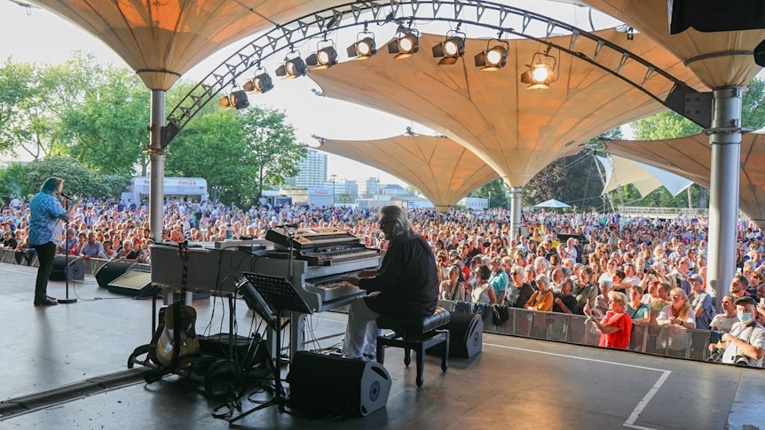 Tommy Engel singt vor 4000 Menschen im Tanzbrunnen in Köln.