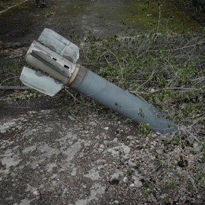 Russland soll Phosphorbomen auf das Asow-Stahlwerk abgeworfen haben. Nach unbestätigten Angaben waren diese mit einer Aufschrift zum ESC markiert. Das Symbolfoto zeigt eine nicht explodierte Bombe auf dem Gelände eines Kindergartens in der Donbas-Region und steht nicht im direkten Zusammenhang.